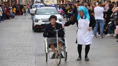 El manteo de los Peleles de Jueves Lardero da inicio al Carnaval de Calzada