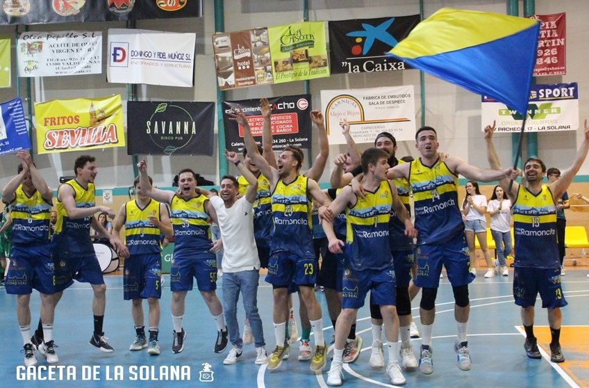 Jugadores celebran el ascenso