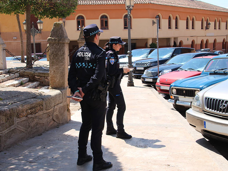 Policía-multando-a-un-coche