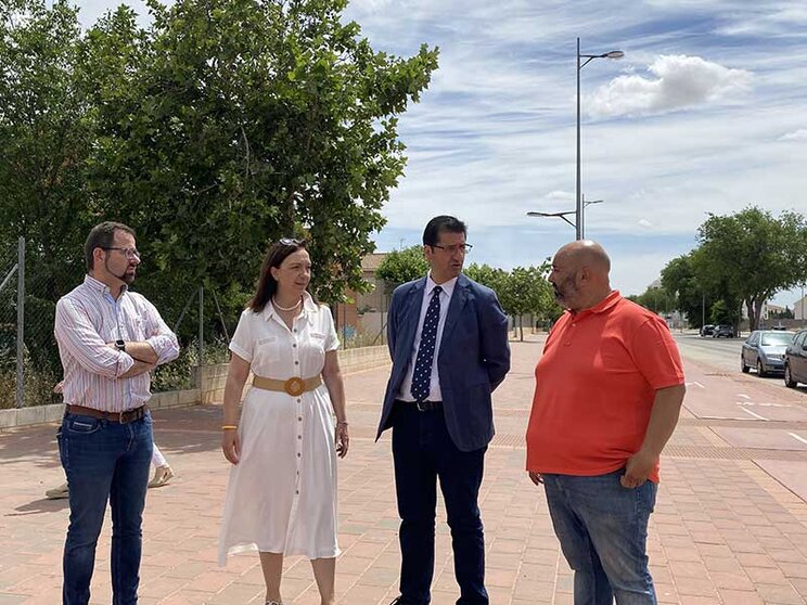 La alcaldesa de Alcázar de San Juan, Rosa Melchor, y el presidente de la Diputación de Ciudad Real, José Manuel Caballero, han conocido el avance de los trabajos de renovación del alumbrado público en la ciudad.