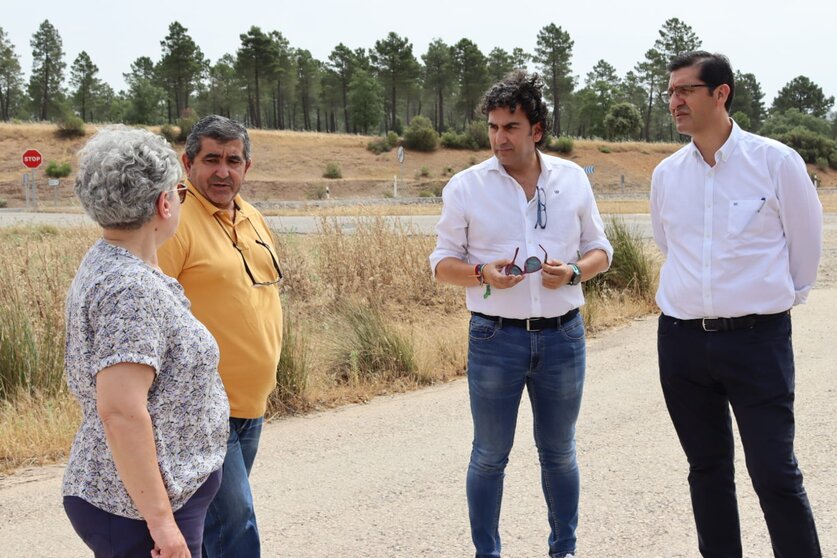 Caballero y Funez con representantes aldeas