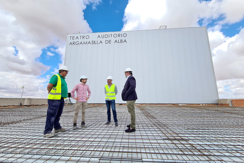 El alcalde de Argamasilla de Alba, Pedro Ángel Jiménez, ha visitado las obras de rehabilitación del Teatro-Auditorio.