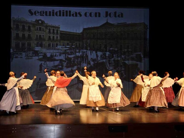 Más de un centenar de alumnas y alumnos participaron en la clausura del curso bailando jotas, seguidillas o manchegas, así como folklore de otras regiones como Andalucía o Galicia.