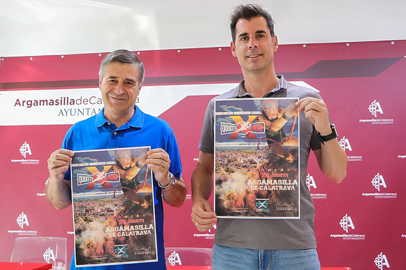 Jacinto Arriaga y Javier Bermejo, posando con el cartel del evento