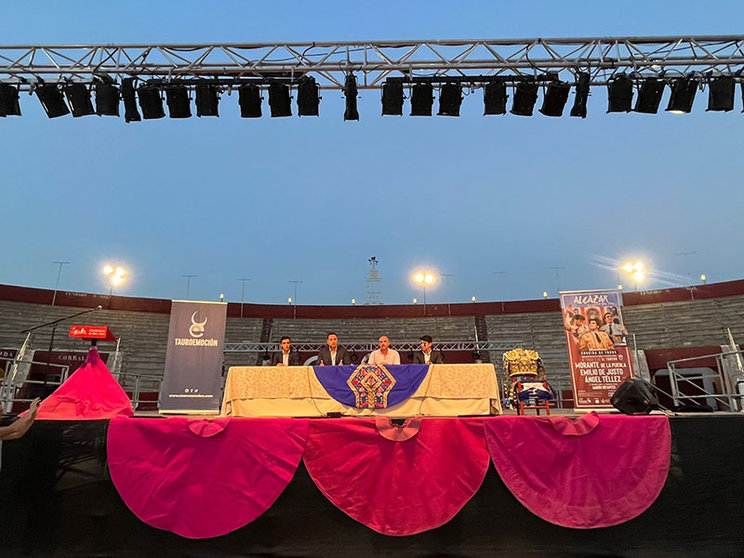 La presentación del festejo tuvo lugar en el albero de la plaza de toros.