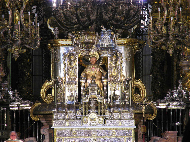 Altar Mayor con la imagen de Santiago Peregrino en la Catedral de Santiago de Compostela, bajo el que se encuentra la tumba del Apóstol. (Foto: Luis Miguel Bugallo Sánchez. Wikipedia)