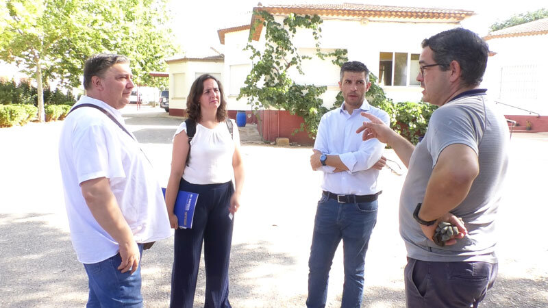 El Alcalde de Campo de Criptana, Santiago Lázaro, visitaba esta mañana las obras que se desarrollan en el centro, acompañado de Mariano Ucendo, concejal de Discapacidad.