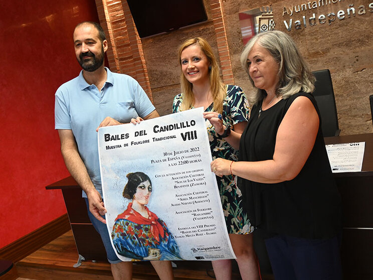 La VIII Muestra de Folklore ‘Bailes del Candilillo’ se ha presentado con un cartel ilustrado con un cromo de finales del siglo XIX en el que aparece una mujer manchega con atuendo de Ciudad Real, procedente de los fondos documentales de la asociación.