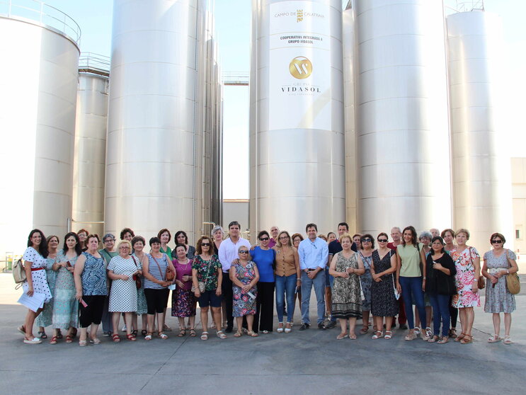 Foto de familia en la Cooperativa Oleovinícola “Campo de Calatrava”