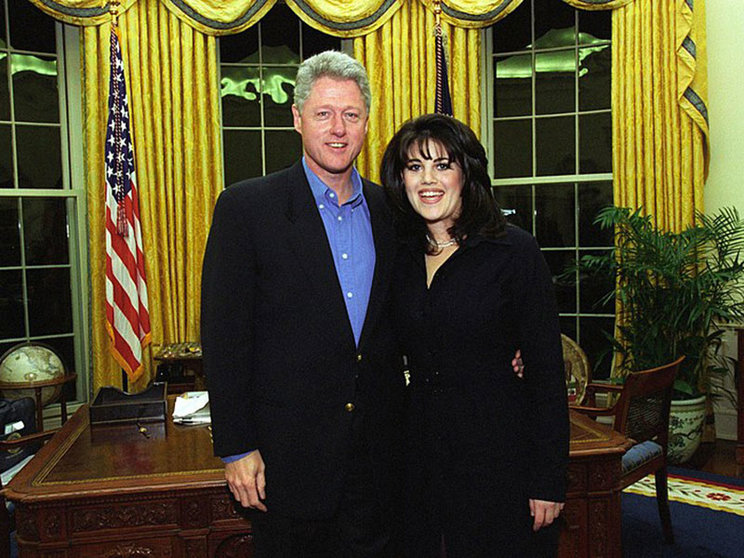 Bill Clinton junto con Mónica Lewinsky en febrero de 1997. Fuente: Wikipedia.