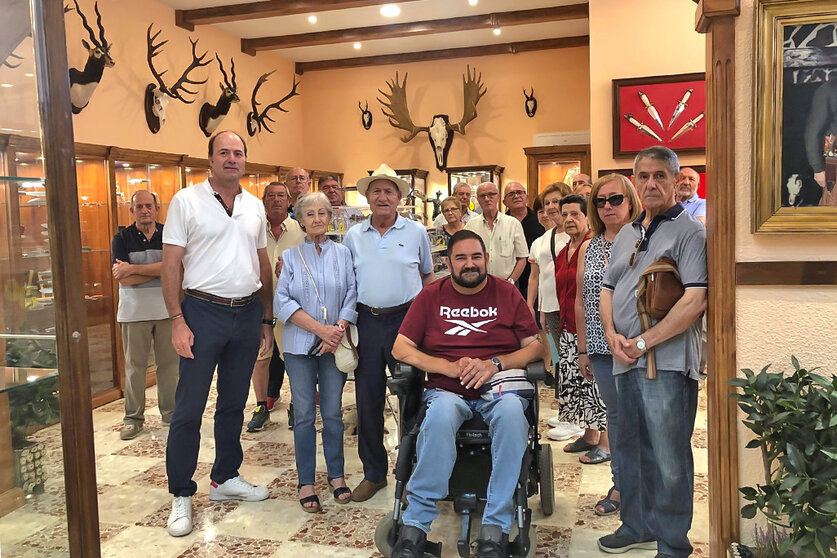 Posado de participantes en la visita a Manufacturas Muela, en la zona de museo