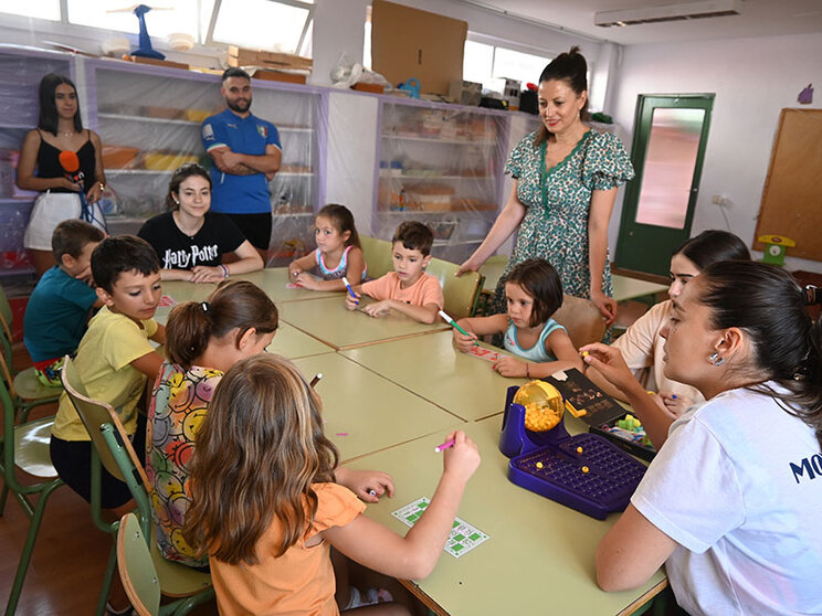 La concejala de Servicios Sociales, María del Mar Marqués, ha visitado en el colegio Luis Palacios esta escuela estival.