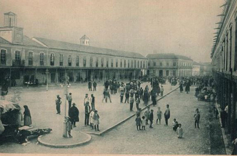 Antigua postal de la Plaza de la Constitución. Fuente: plusesmas.com