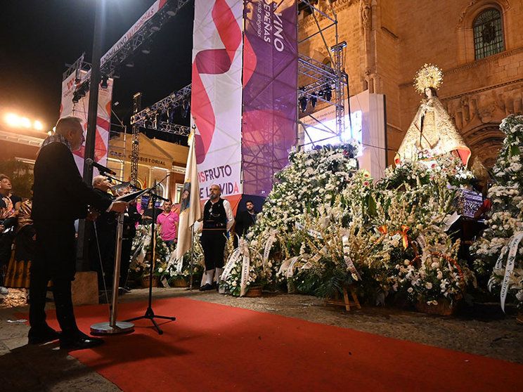 El alcalde de Valdepeñas, Jesús Martín, en la ofrenda a la patrona.