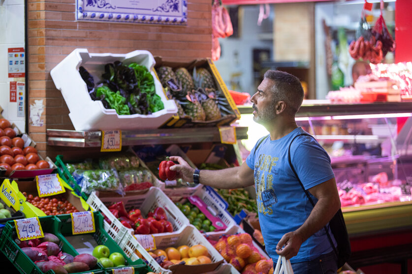 EuropaPress_4680979_hombre_comprando_mercado_abastos_triana_13_septiembre_2022_sevilla