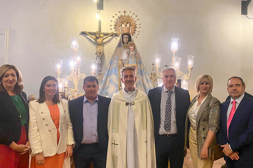 Posado de autoridades junto a la Virgen del Rosario