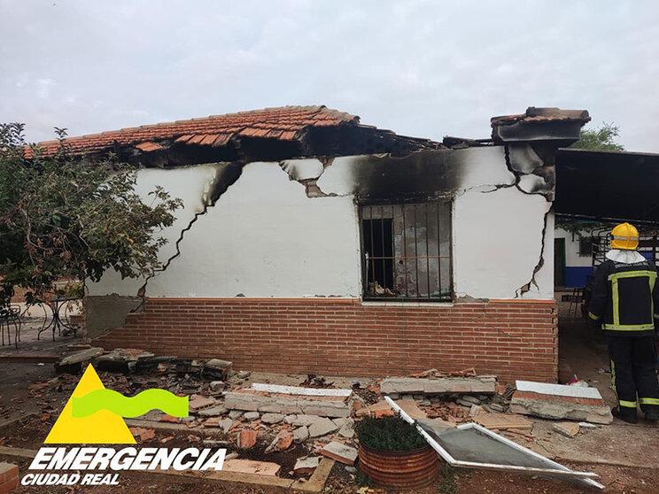 Incendio de la casa de Argamasilla implicada en el reciente tiroteo.