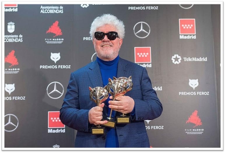 EuropaPress_4815035_cineasta_pedro_almodovar_posa_junto_tres_premios_feroz_recibio_2020