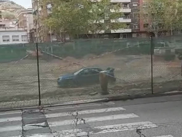 Imagen del coche que se dedicaba a hacer trompos en las obras del paseo del Bosque de Puertollano.