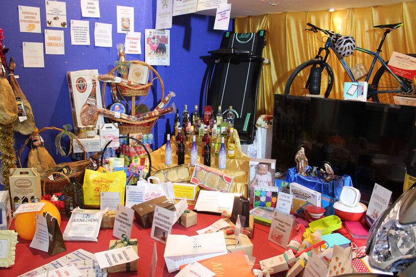 La Cesta de Navidad ya se encuentra expuesta en la Plaza de España, en uno de los locales del Mercado de Abastos.