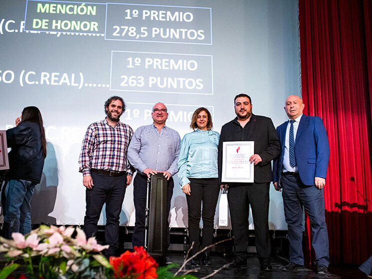 Cándido Barba, junto a representantes de la Banda Juvenil Asociación Musical Mozart de Aldea del Rey, recogiendo su galardón.