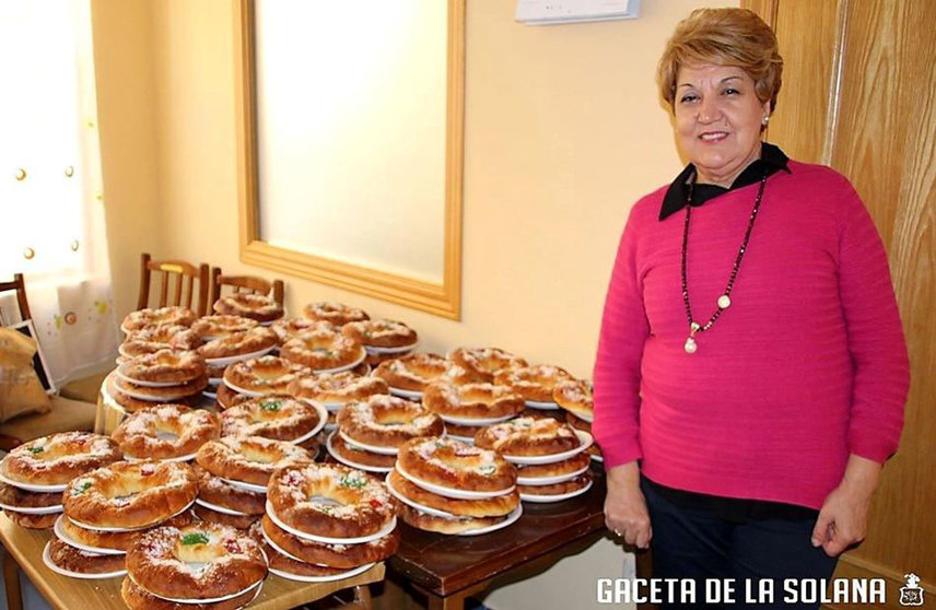 Mari Ángeles junto a los roscones para las socias.