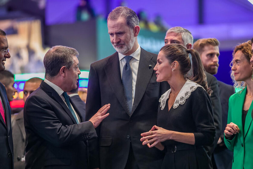 El presidente de Castilla-La Mancha, Emiliano García-Page, con los reyes en Fitur.