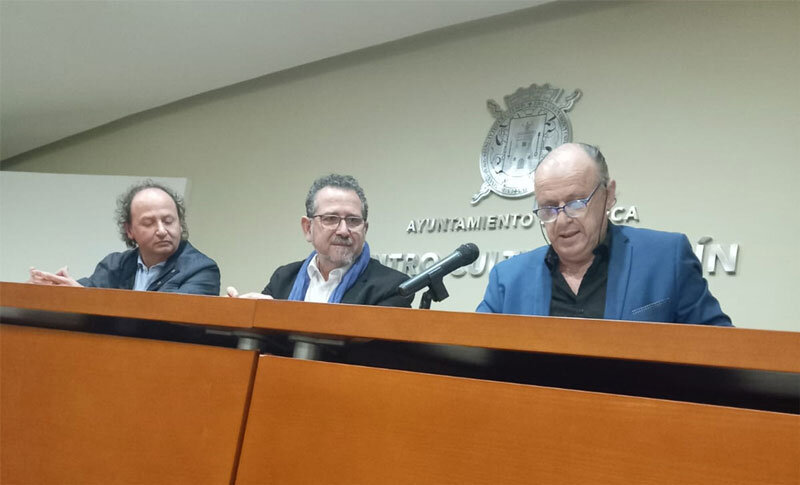 El poeta de La Solana, Luis Díaz-Cacho, durante la presentación de su poemario en la localidad de Lorca.