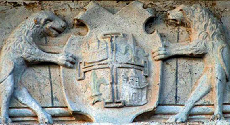 Detalle del escudo en la Casa de los Condes de las Cabezuelas en la Plaza Mayor de Campo de Criptana. Fuente: herencia.net/2013-07-16-los-condes-de-la-cabezuelas