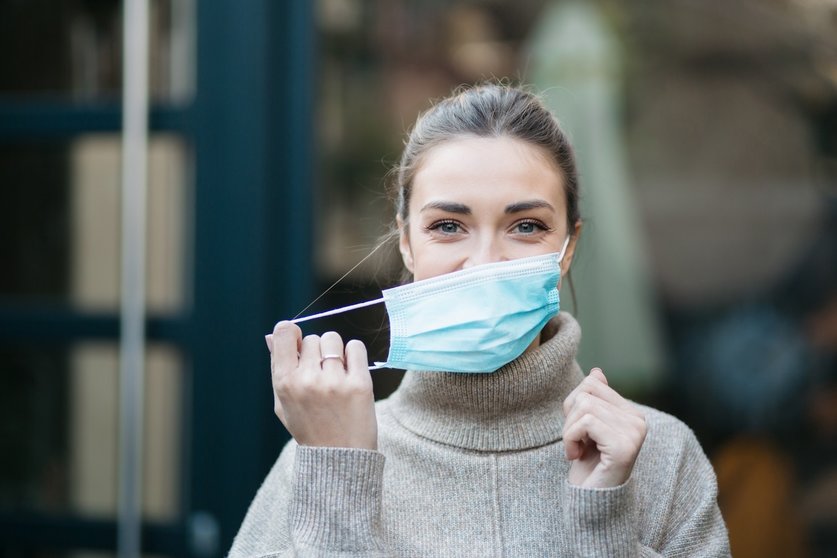 EuropaPress_4409327_mujer_quitandose_mascarilla