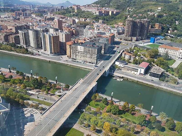 Puente de Deusto (Bilbao). Fuente: es.wikipedia.org