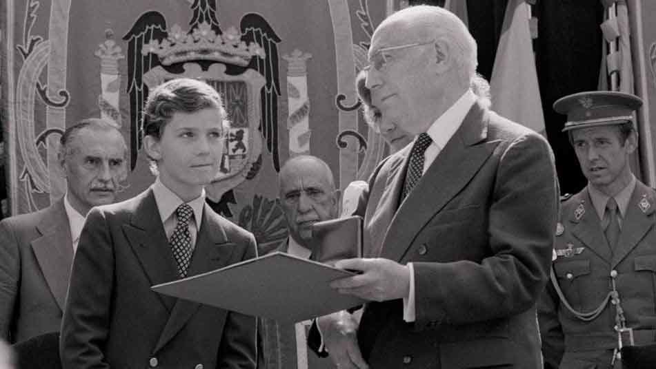 Tierno Galván junto al actual Rey de España. Fuente: demadridalanube.com