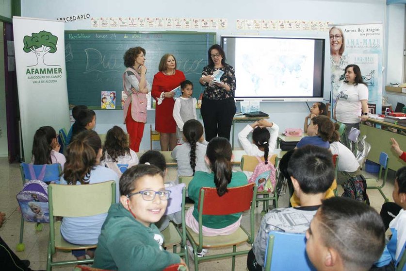 Un momento durante el encuentro de la escritora Aurora Rey Aragón.