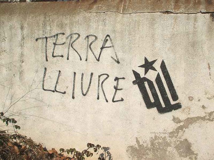 Pintada de la organización terrorista catalana Terra Lliure. Fuente: es.wikipedia.org