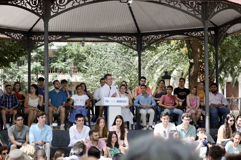 El líder del Partido Popular, Alberto Núñez Feijóo, interviene durante un acto de campaña electoral del Partido Popular, en los Jardines del Prado