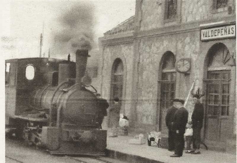 El antiguo “Trenillo” a su paso por Valdepeñas. Fuente: Biblioteca Virtual de Castilla La Mancha