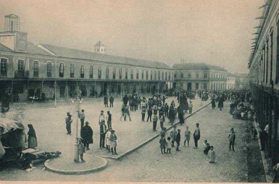 Antigua postal de la Plaza de la Constitución de Daimiel. Fuente: plusesmas.com