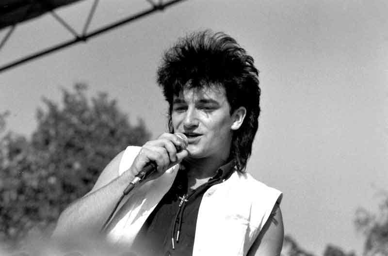 Bono (cantante de U2) en 1983. Fuente: es.wikipedia.org