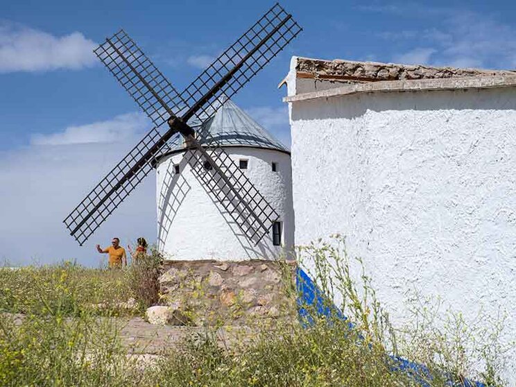 EuropaPress_4449880_viajeros_procedentes_madrid_visitan_bodega_vino_campo_criptana_14_mayo_2022