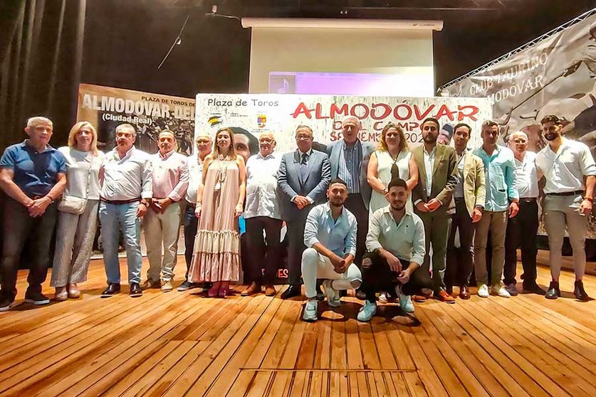 Foto-de-familia-tras-la-presentación-de-los-carteles