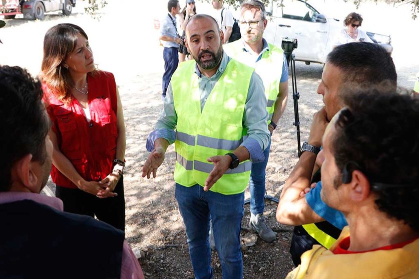 Jesús-Ruiz-conversa-con-técnicos-en-presencia-de-la-delegada-provincial