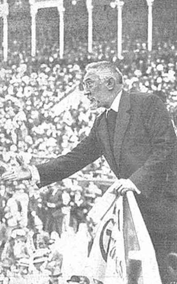 Unamuno en un mitin en la antigua plaza de toros de Madrid (1917). Fuente: auladehistoriamccb.blogspot.com