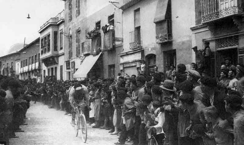 Vuelta ciclista a Tomelloso en 1943.Fuente: pinterest.es