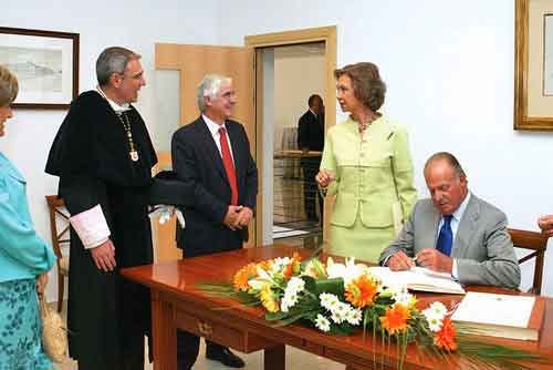 Su Majestad firma en el libro de honor de la Facultad de Derecho y Ciencias Sociales. Fuente: elsayon.blogspot.com