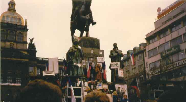 Manifestantes checos en Praga ante el monumento a San Wenceslao. Fuente: es.wikipedia.org