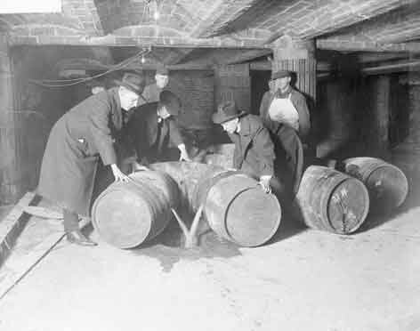 Agentes de prohibición destruyendo barriles de alcohol en 1921. Fuente: es.wikipedia.org