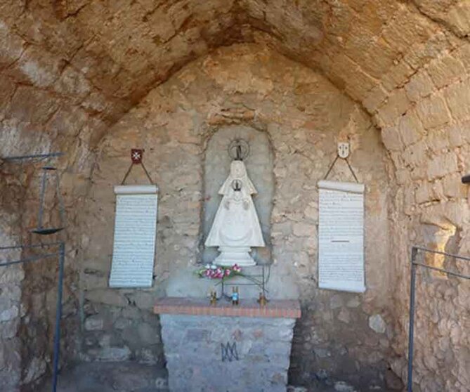 Imagen de Nuestra Señora de Peñarroya en el castillo de Peñarroya. Fuente: turismocastillalamancha.es