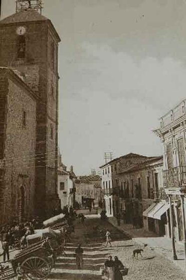 Torre de la Parroquia y un rincón del mercado. Fuente: Centro de Estudios Herencianos