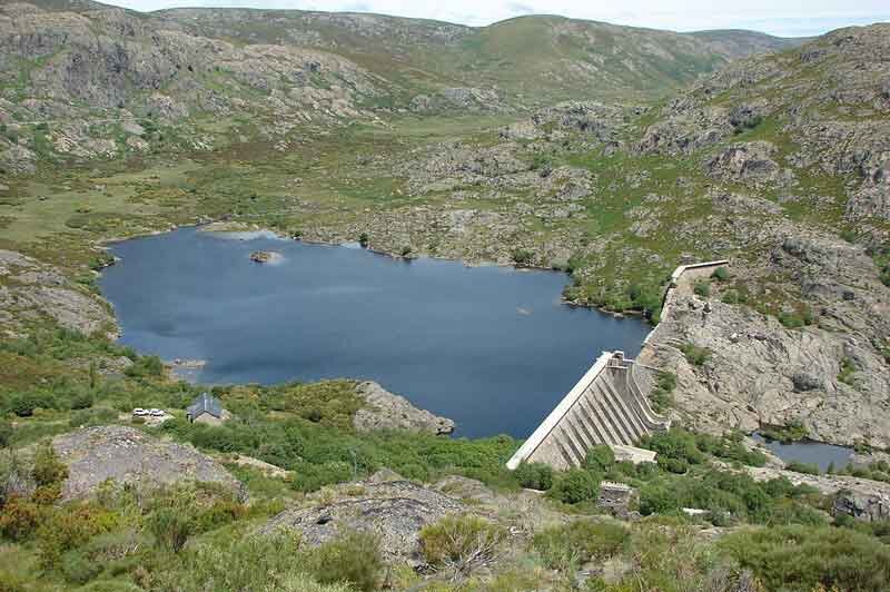 Panorámica actual del Embalse de Vega de Tera Fuente: es.wikipedia.org