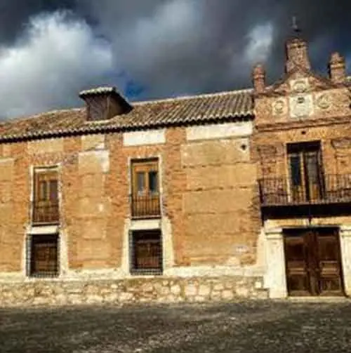 Palacio de la Clavería, usado como colegio a mediados del siglo XX. Fuente: cultura.castillalamancha.es